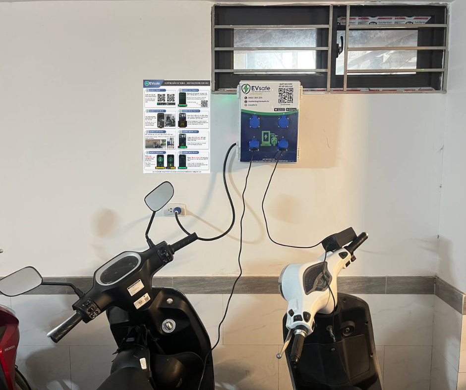 Trạm sạc xe máy điện EVsafe tại quận Tây Hồ với thiết kế hiện đại, đèn LED xanh dương, tích hợp trong khu chung cư cao cấp, tạo không gian sạc tiện nghi và an toàn cho cư dân