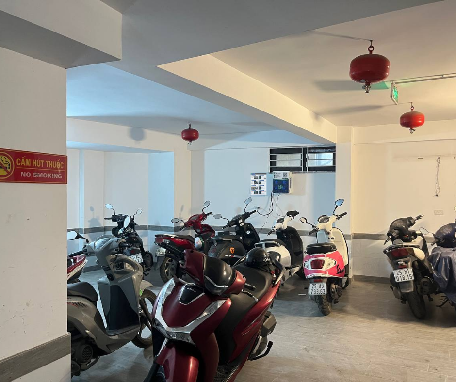 Trạm sạc xe máy điện hiện đại được lắp đặt tại khu chung cư cao cấp quận Tây Hồ với nhiều cổng sạc tiện lợi và thiết kế sang trọng