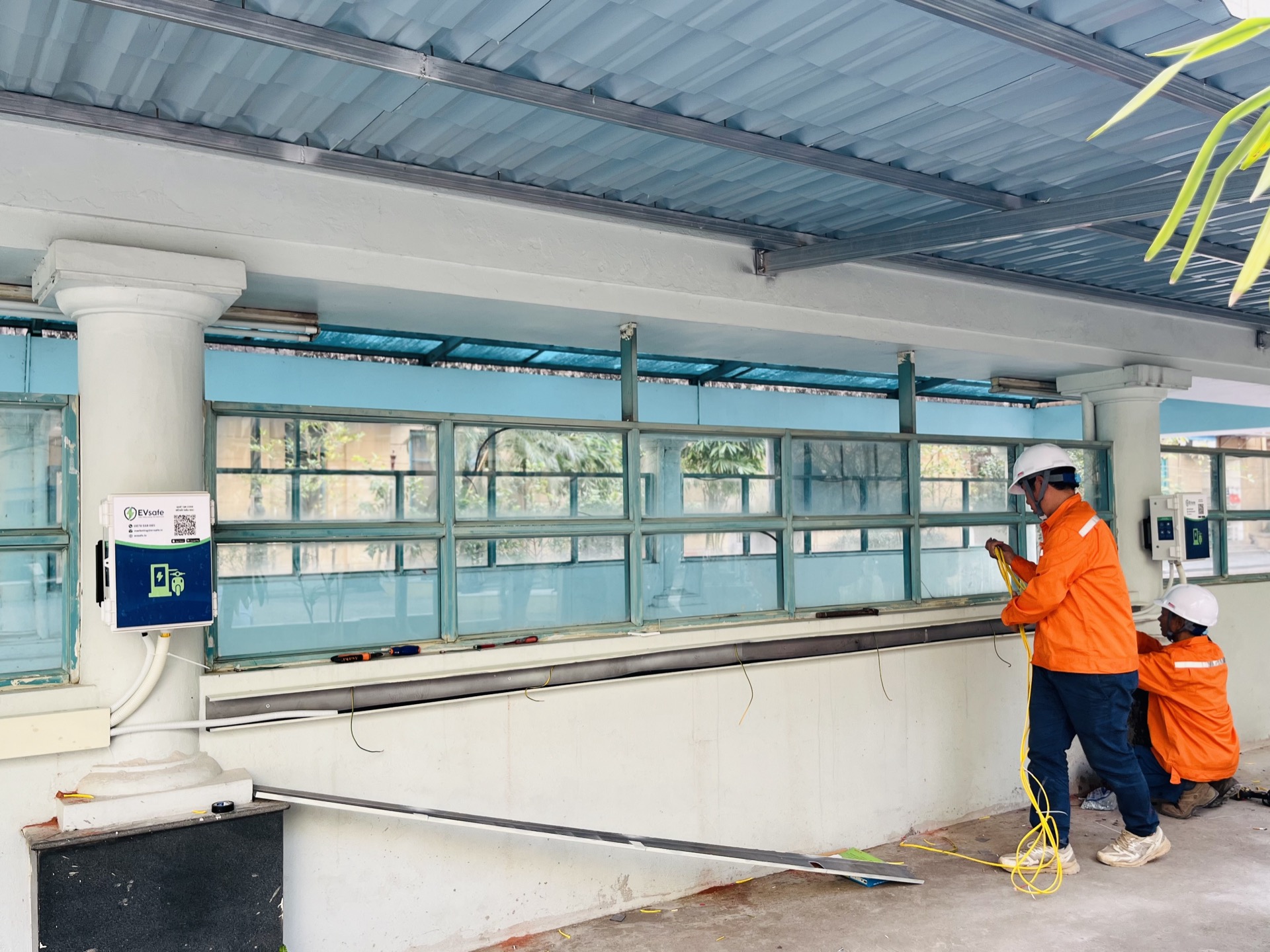 Kỹ thuật viên EVsafe lắp đặt trụ sạc dọc khu để xe chung cư