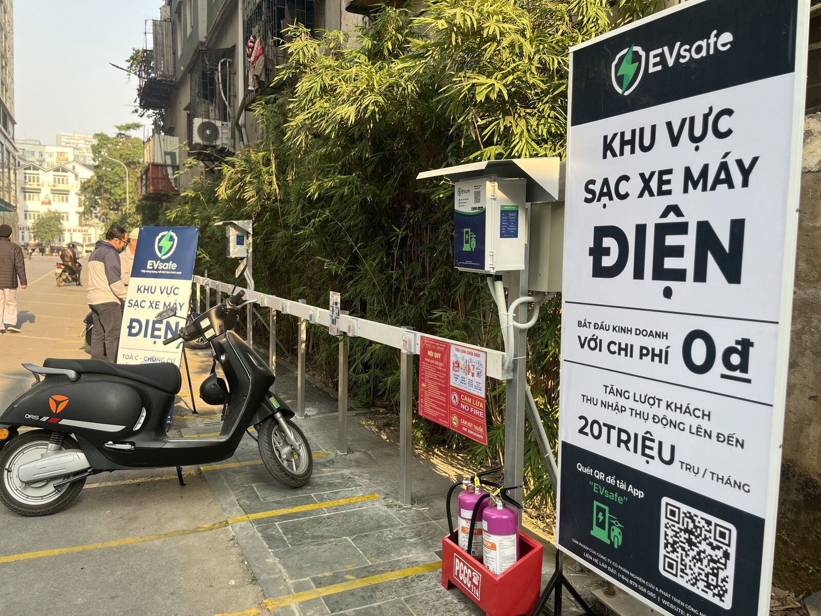 Standee giới thiệu dịch vụ trạm sạc xe máy điện EVsafe đặt cạnh khu vực sạc của chung cư ở Hà Nội