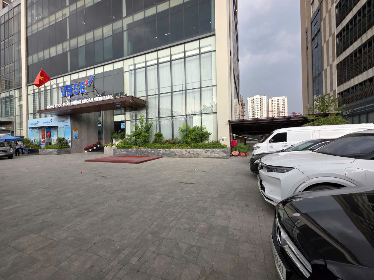 Khu vực sân để xe trước tòa văn phòng N02T2 Ngoại Giao Đoàn, Hà Nội