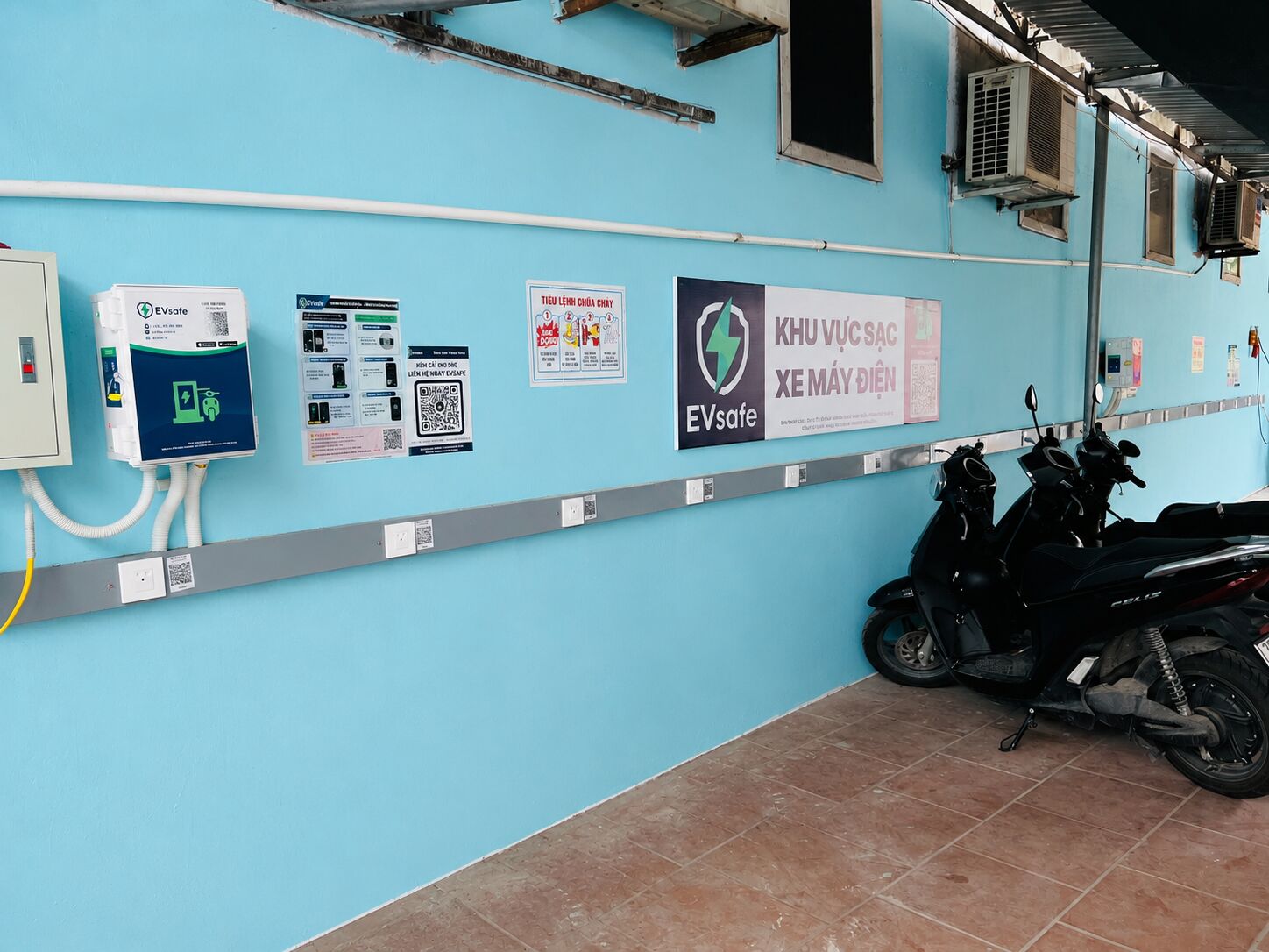 Trụ sạc EVsafe gắn tường tại khu để xe của nhà trọ