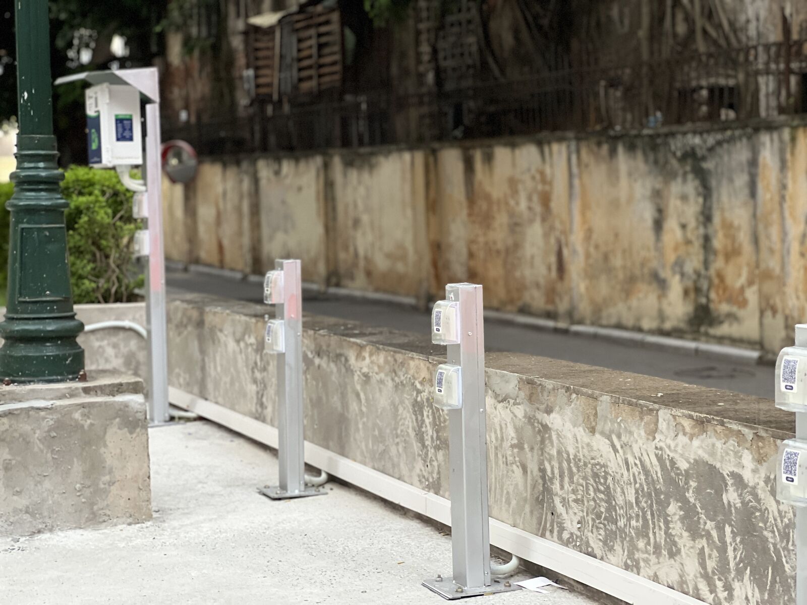 Dãy trụ sạc xe máy điện lắp dọc khu để xe của cư dân