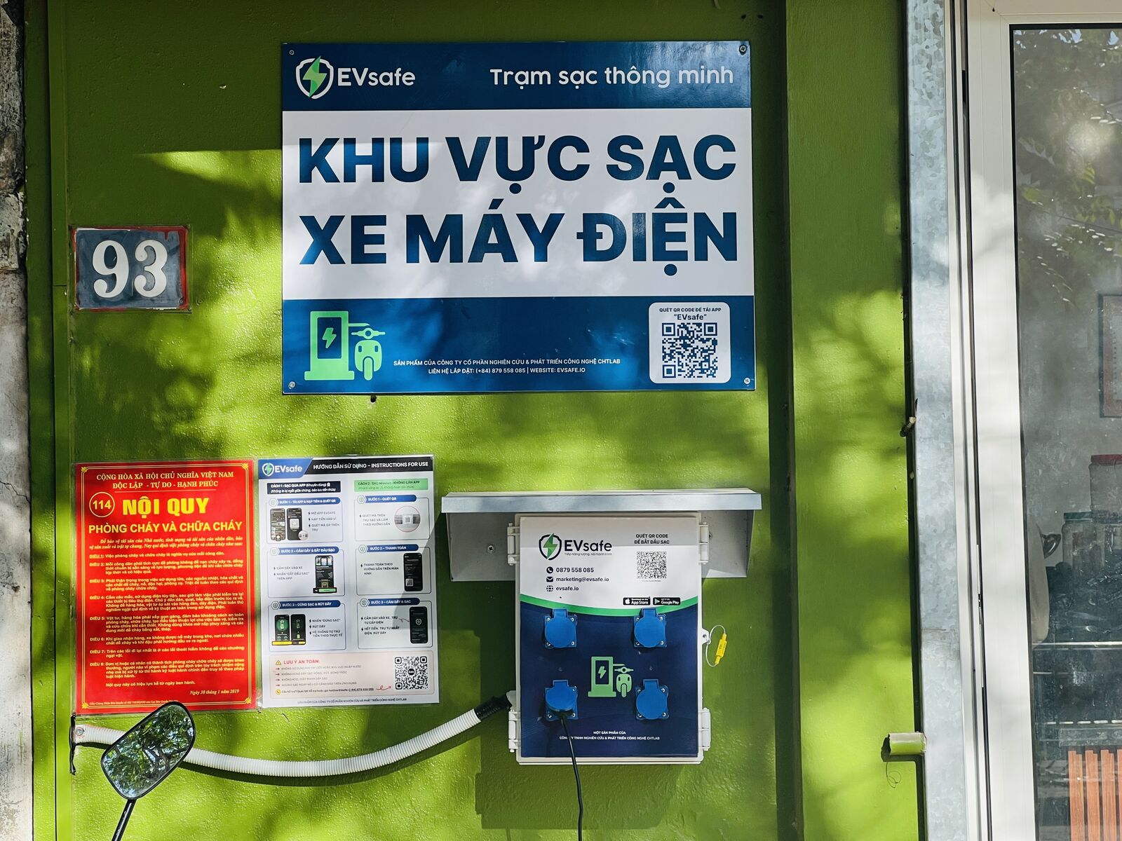 Trụ sạc EVsafe gắn tường kèm bảng nội quy phòng cháy chữa cháy tại điểm sạc