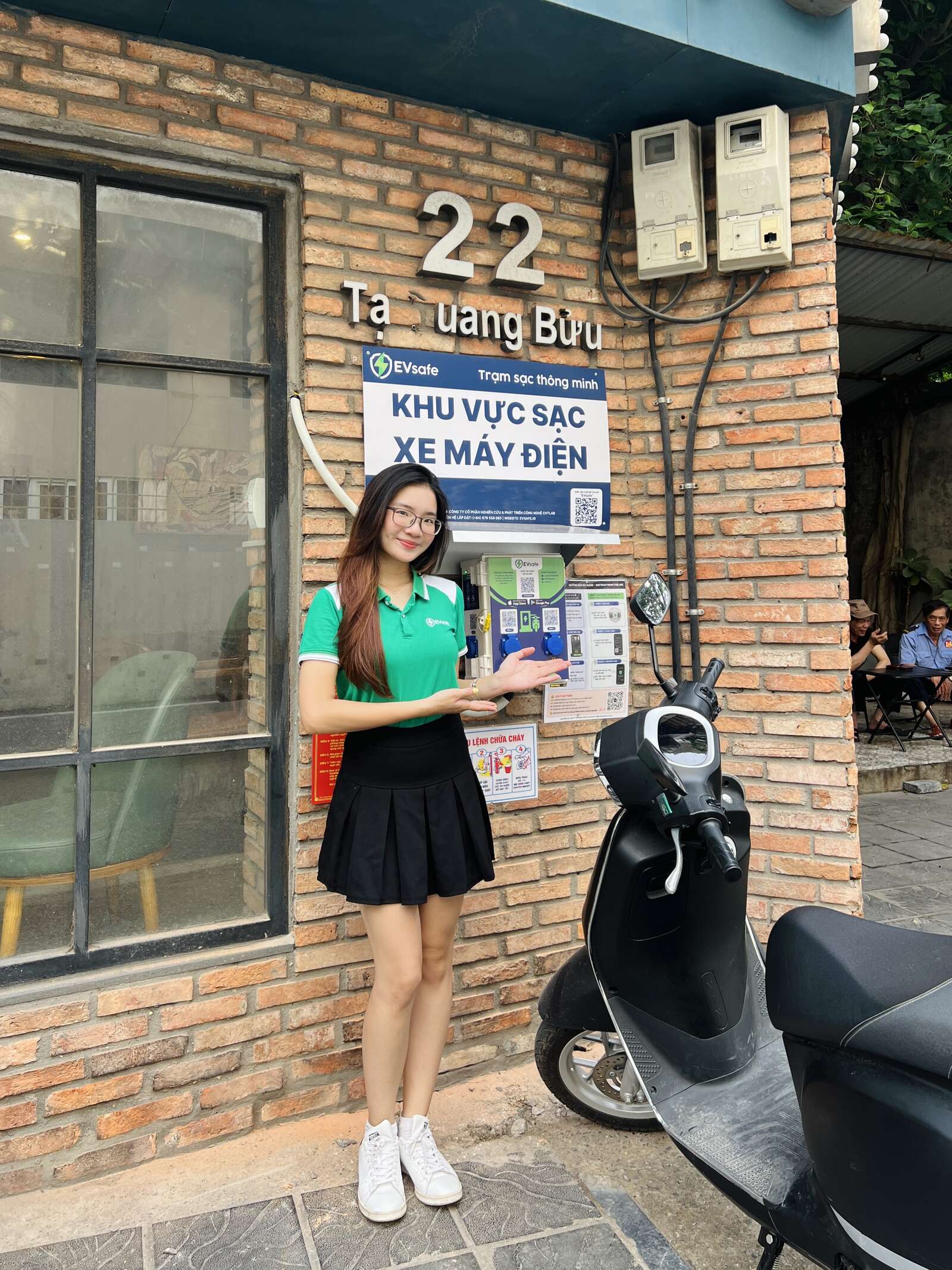 Nhân viên EVsafe bên trạm sạc xe máy điện tại quán cà phê 22 Tạ Quang Bửu, Hà Nội