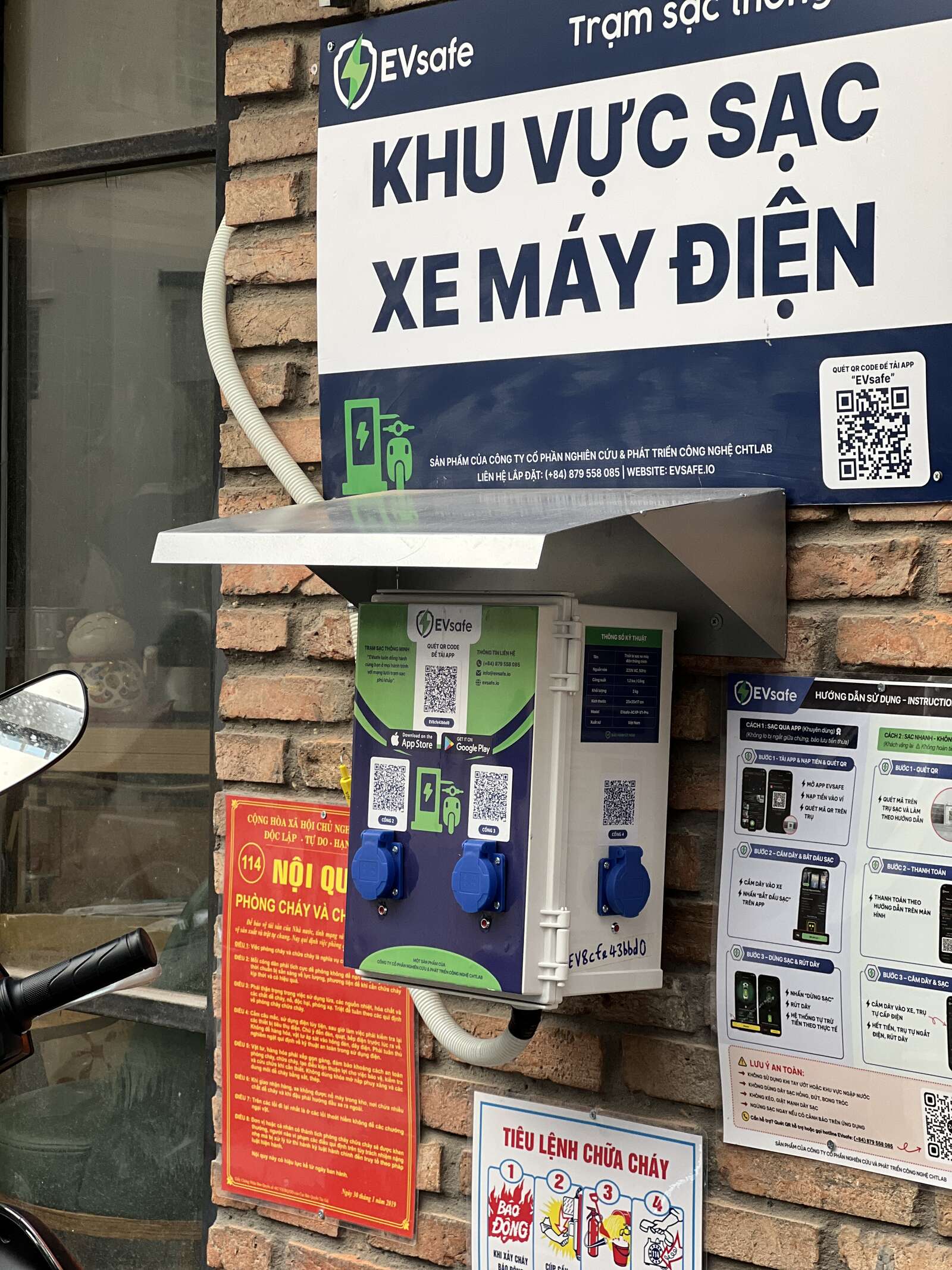 Điểm sạc chuẩn có nội quy phòng cháy và tiêu lệnh chữa cháy, thay cho việc tự kéo dây sạc trong hành lang