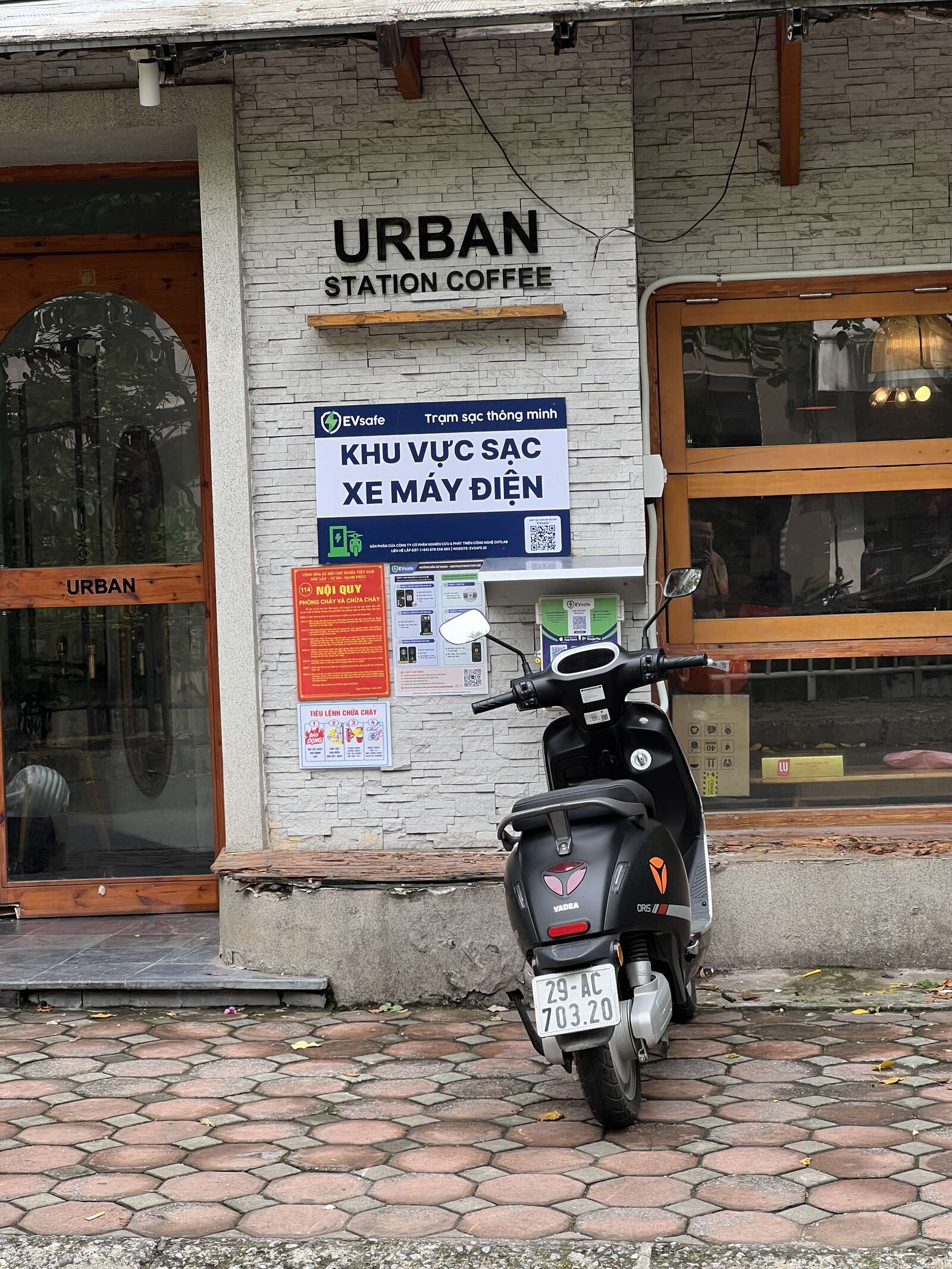 Trạm sạc xe máy điện EVsafe tại quán Urban Station Coffee, phố Nguyễn Ngọc Doãn, quận Đống Đa, Hà Nội