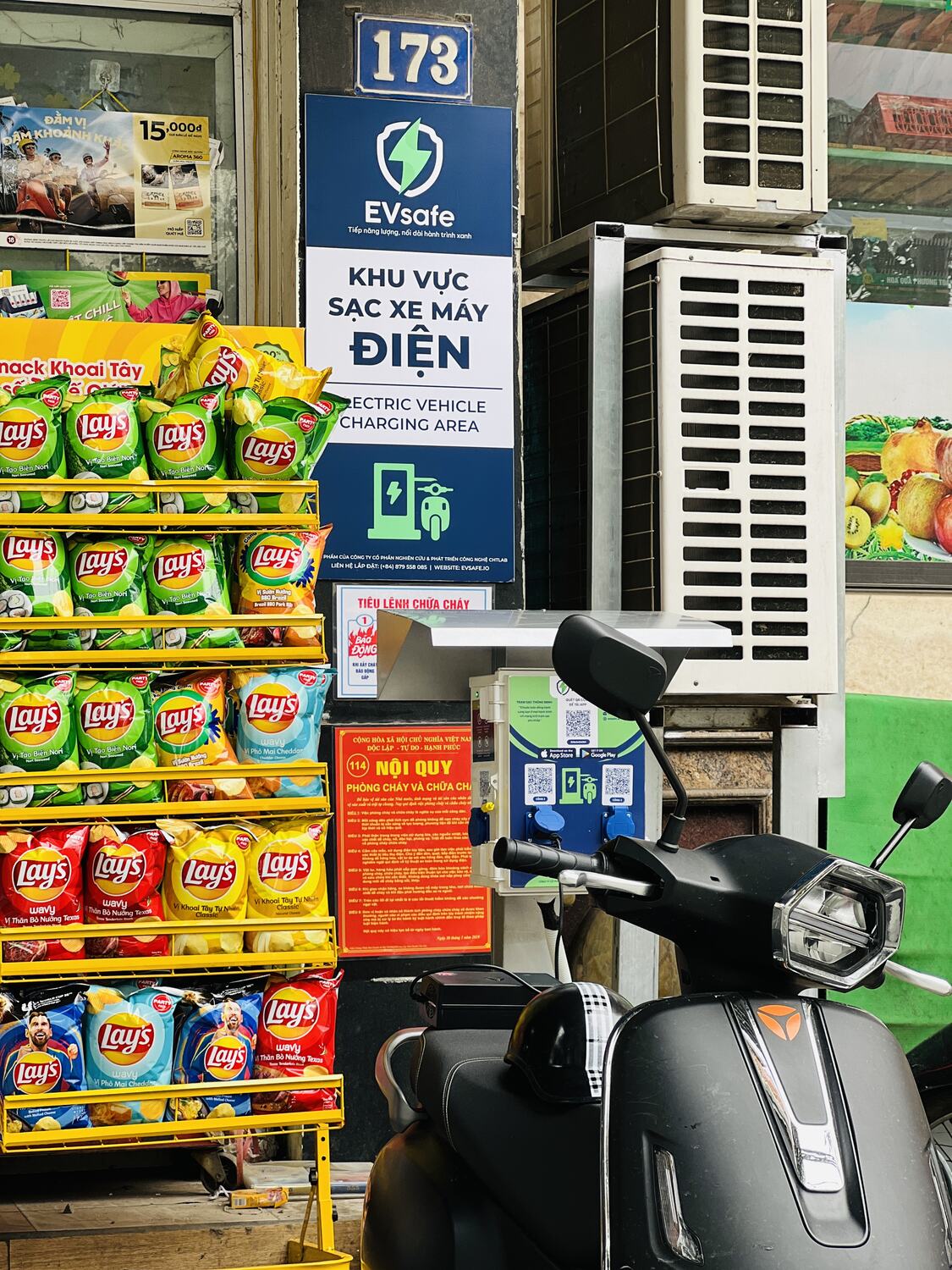 Biển khu vực sạc xe máy điện EVsafe tại cửa hàng SA24h Mart số 173 Cầu Diễn, Hà Nội