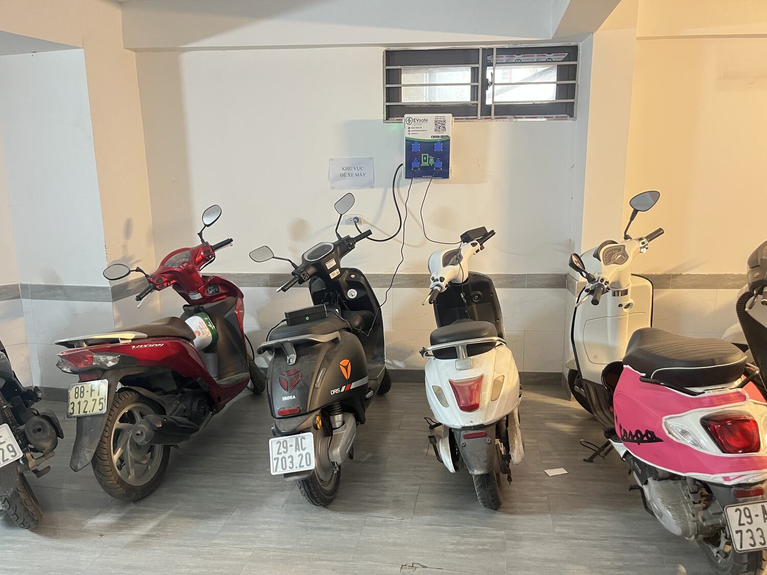 Khu vực sạc xe máy điện EVsafe trong nhà xe chung cư mini tại Xuân La, quận Tây Hồ, Hà Nội