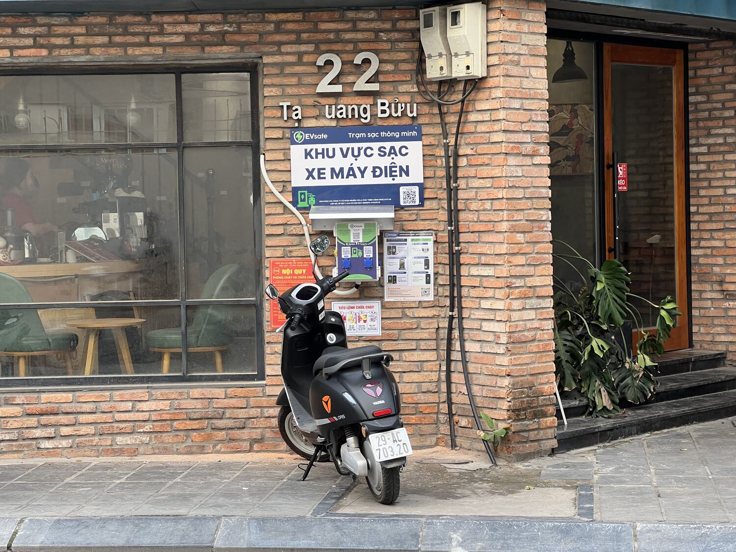 Trạm sạc xe máy điện EVsafe trước quán Urban Station 22 Tạ Quang Bửu, Hà Nội
