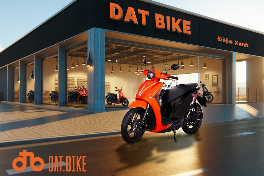 Xe máy điện Dat Bike Quantum trước cửa hàng Dat Bike