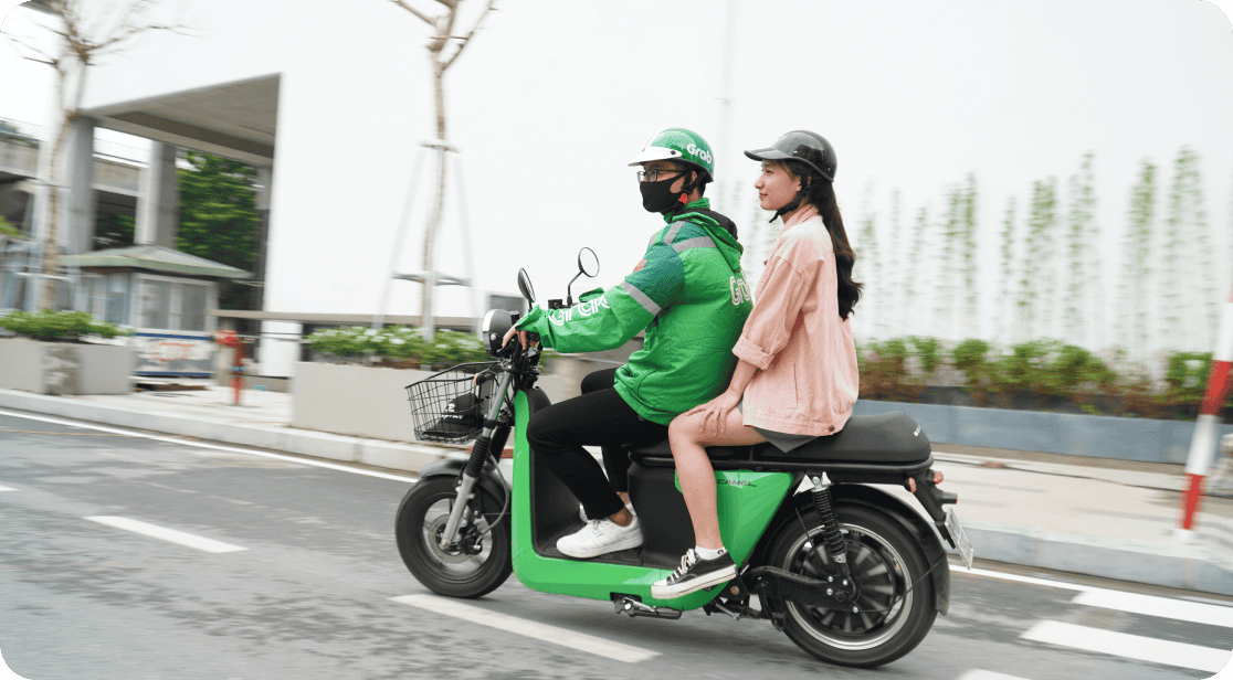 Tài xế Grab chở khách bằng xe máy điện Selex Camel 2