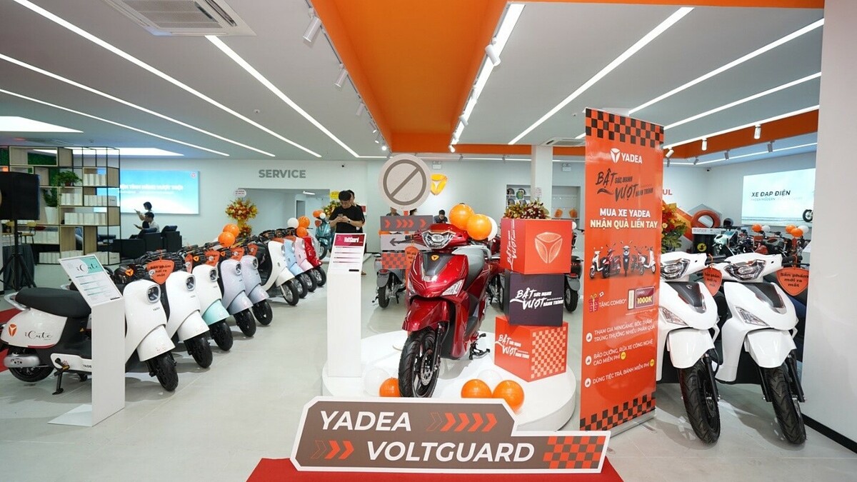 Showroom Yadea với mẫu Voltguard trưng bày cùng dàn xe máy điện