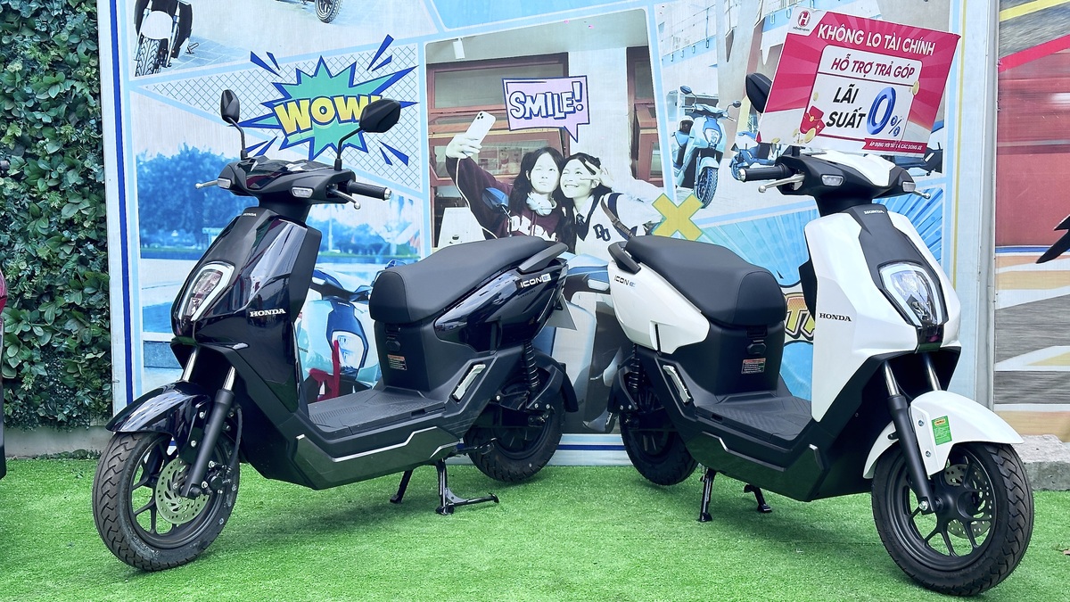 Hai xe máy điện Honda ICON e: tại đại lý