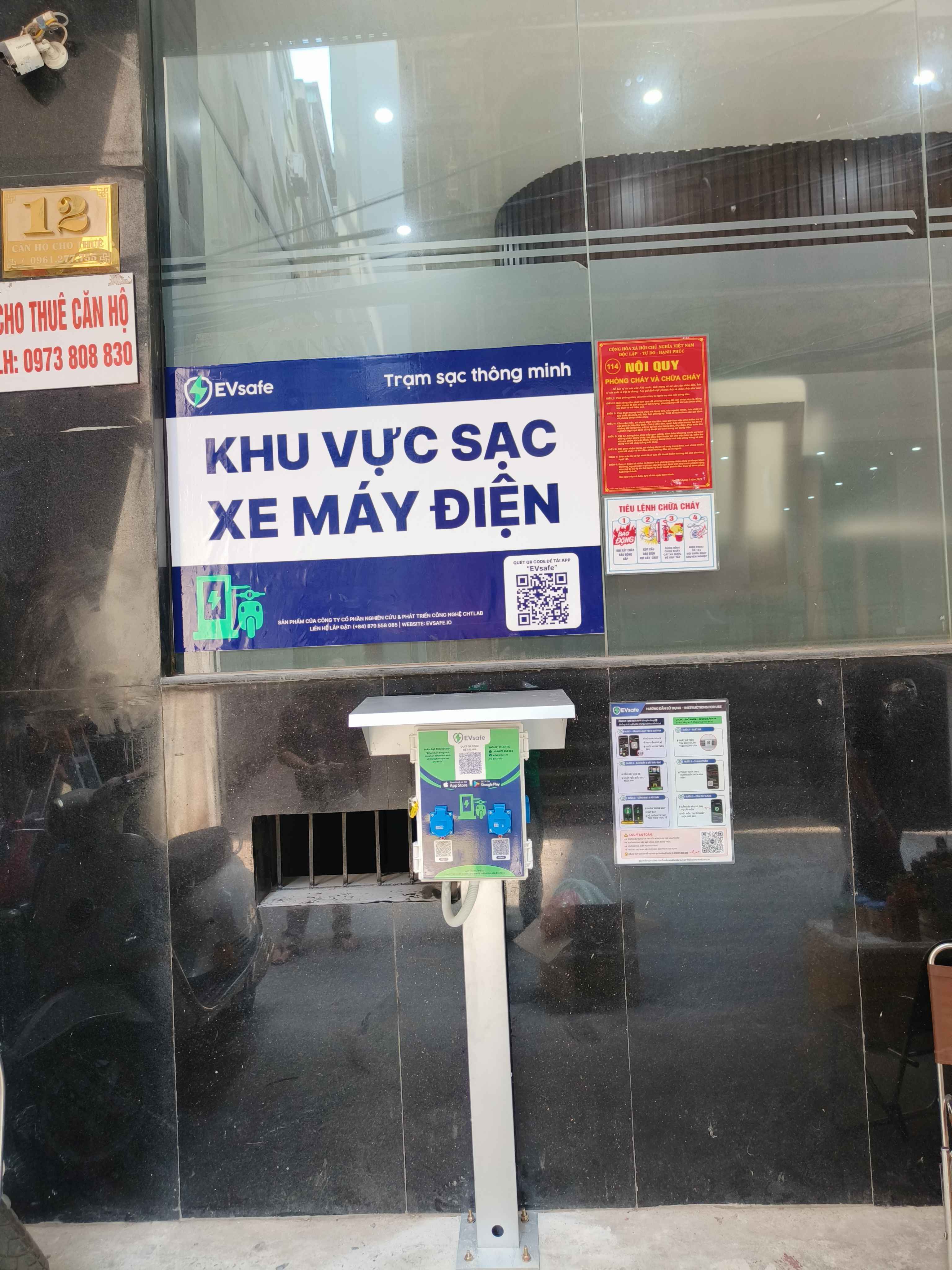 Trụ sạc xe máy điện dạng cột đứng đặt trước sảnh chung cư mini Lê Anh Tuấn, Cầu Giấy, Hà Nội.