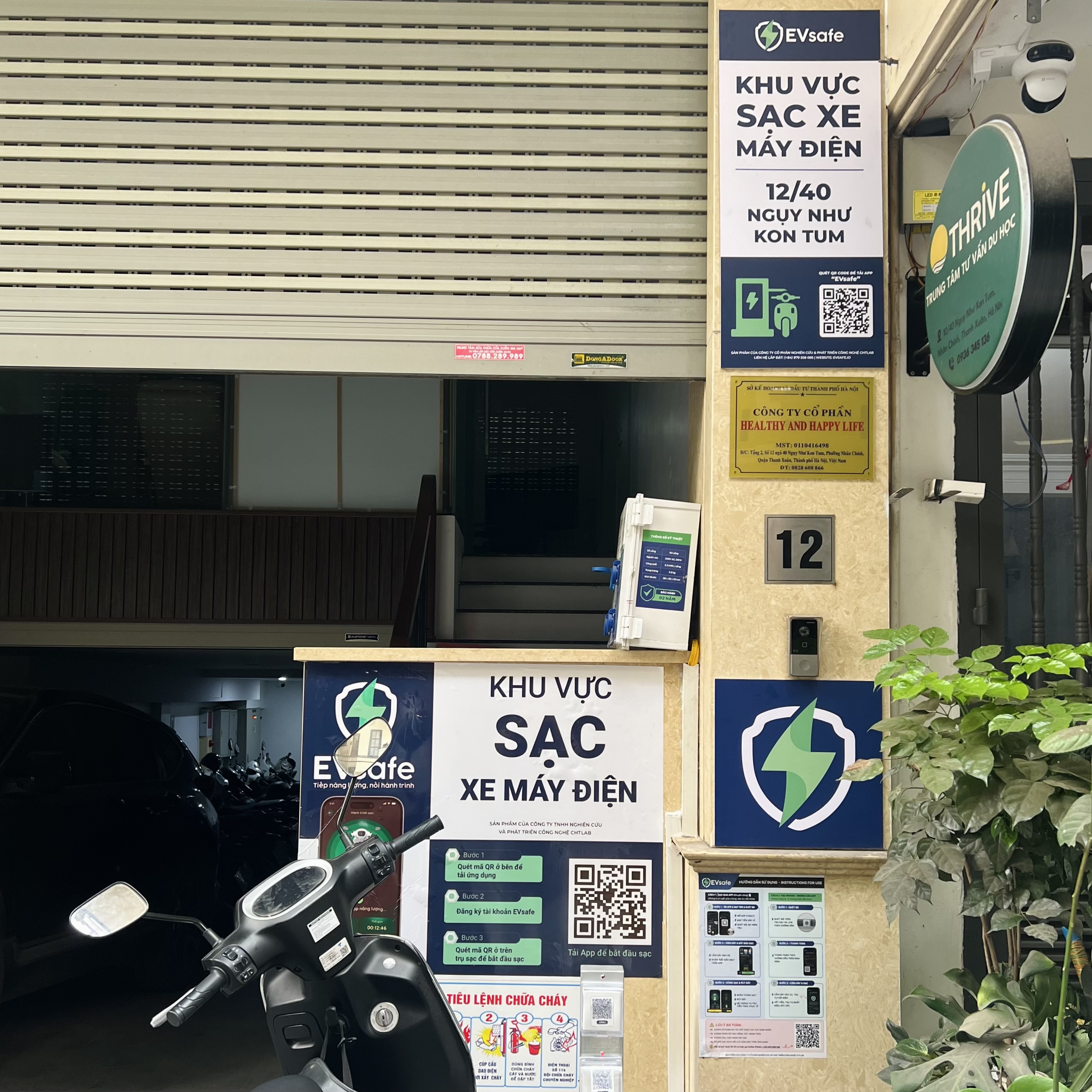 Cổng gara và biển hướng dẫn sử dụng tại trạm sạc 12/40 Ngụy Như Kon Tum, Thanh Xuân, Hà Nội.