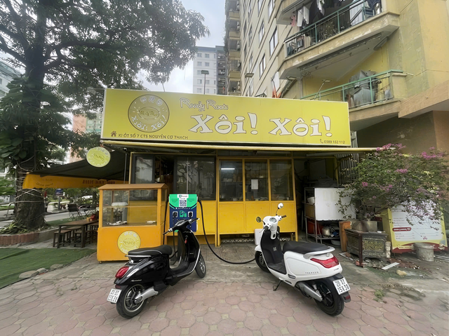 Trạm sạc xe máy điện tại quán ăn Xôi Xôi, Nguyễn Cơ Thạch, Hà Nội