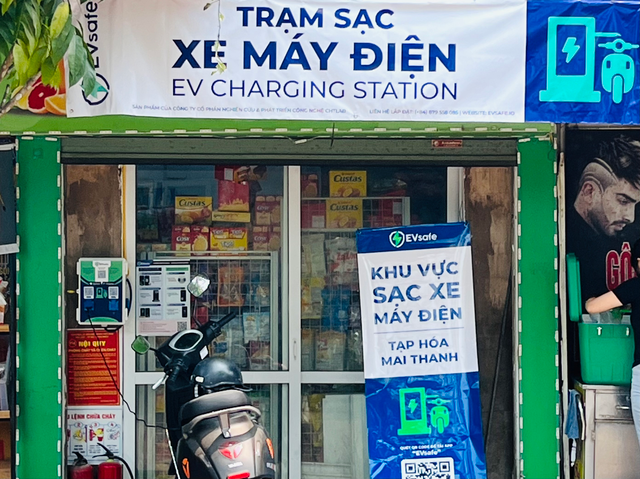 Trụ sạc xe máy điện tại tiệm tạp hóa Mai Thành, Chùa Láng, Hà Nội