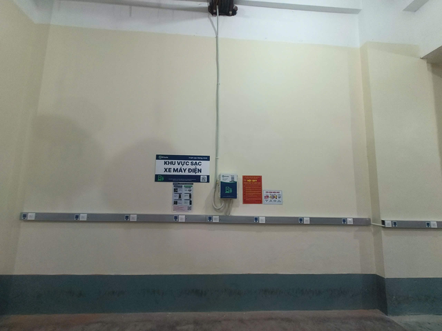 Trụ sạc xe máy điện tại chung cư B10 Kim Liên, Đống Đa, Hà Nội