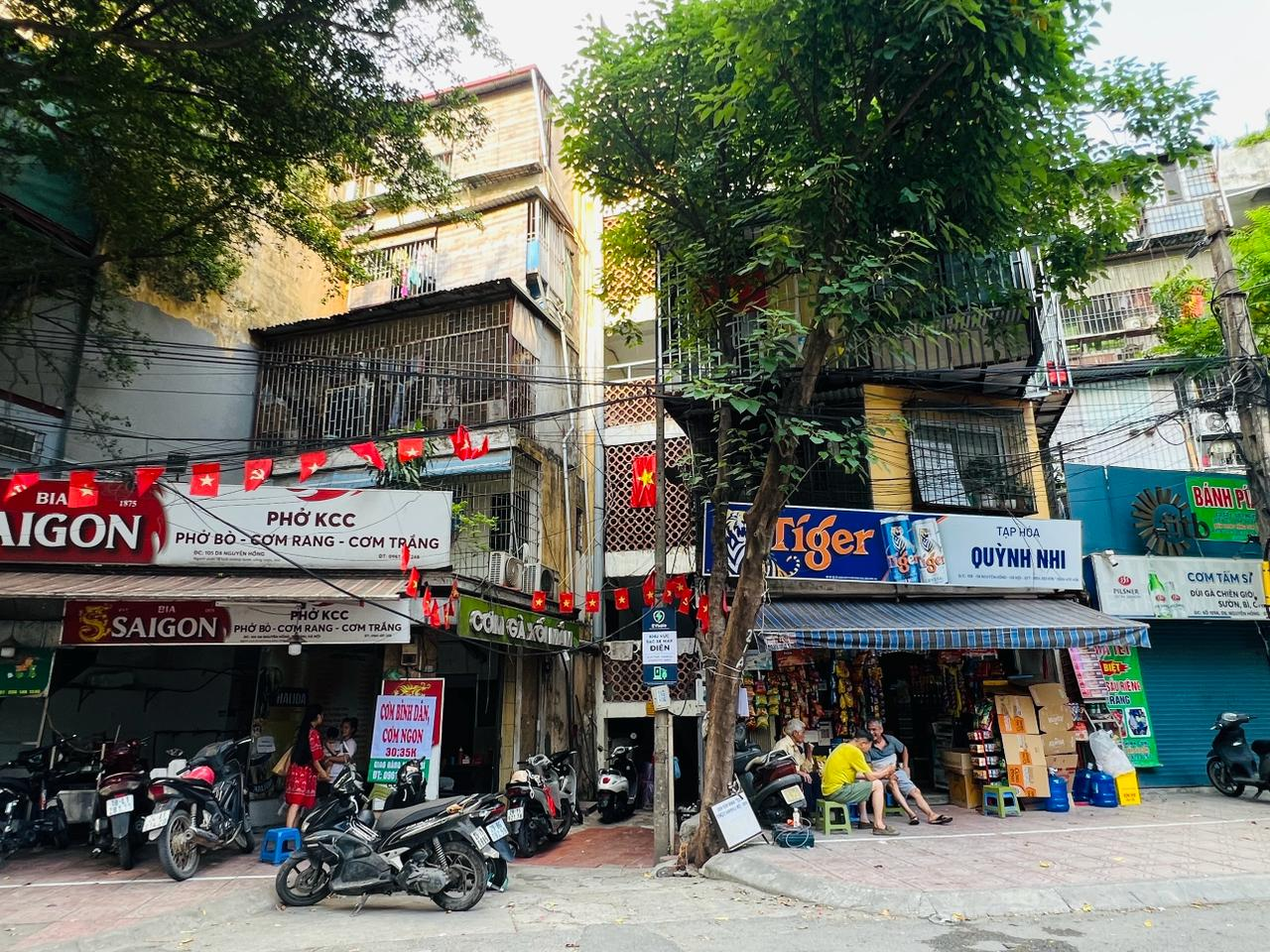 Dãy nhà và hàng quán tại khu tập thể Thành Công, phố Nguyên Hồng, phường Giảng Võ