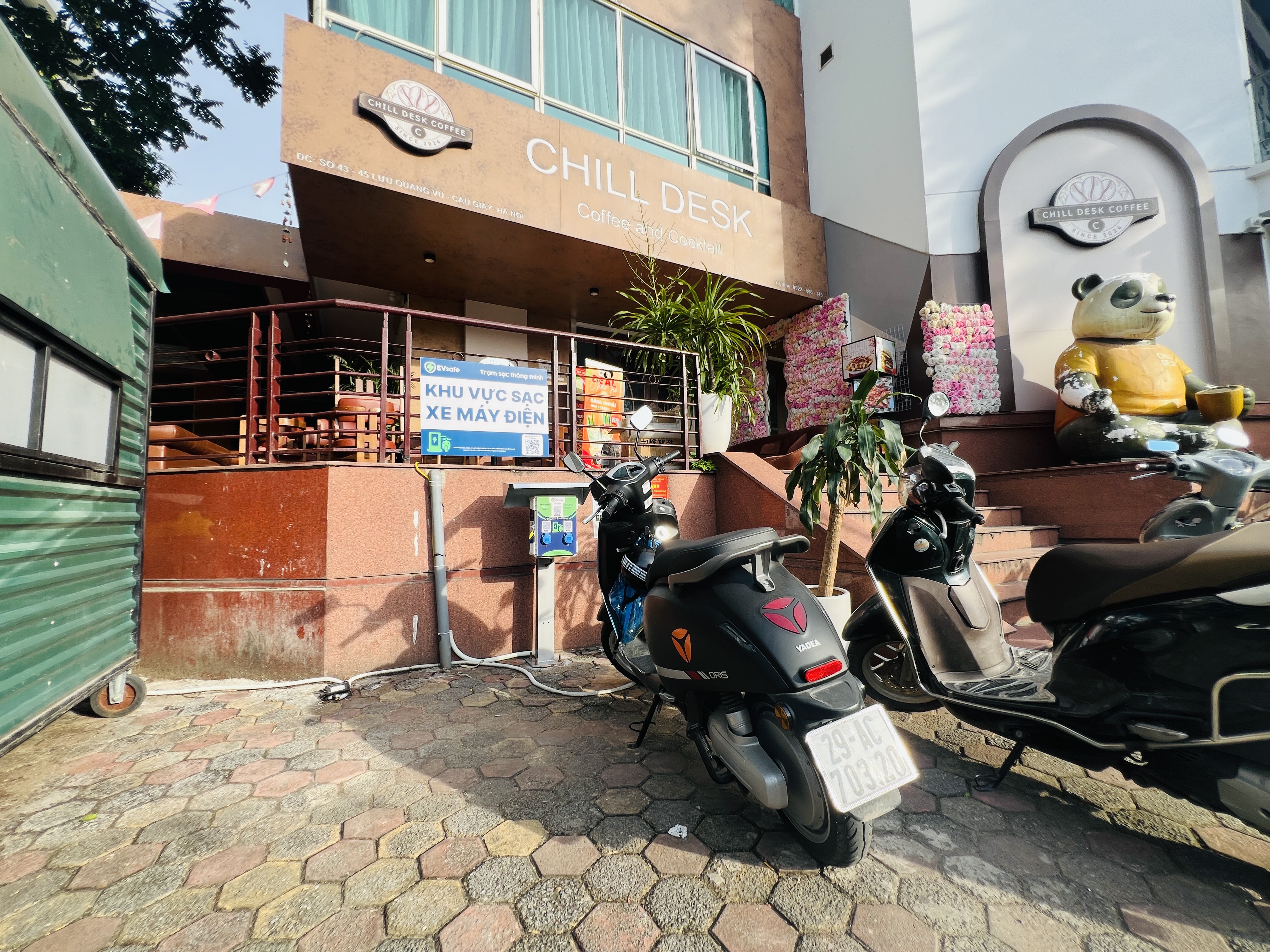Trạm sạc xe máy điện EVsafe tại Chill Deck Coffee, 43-45 Lưu Quang Vũ, phường Yên Hòa