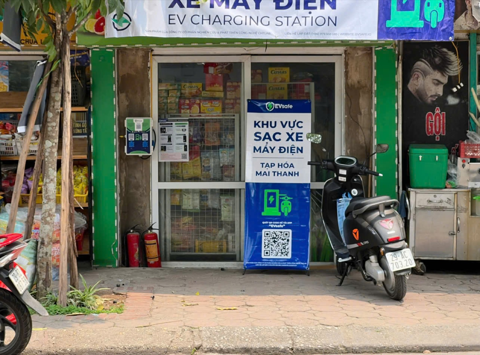 Trạm sạc xe máy điện EVsafe đặt tại tạp hóa Mai Thành, Chùa Láng, Hà Nội
