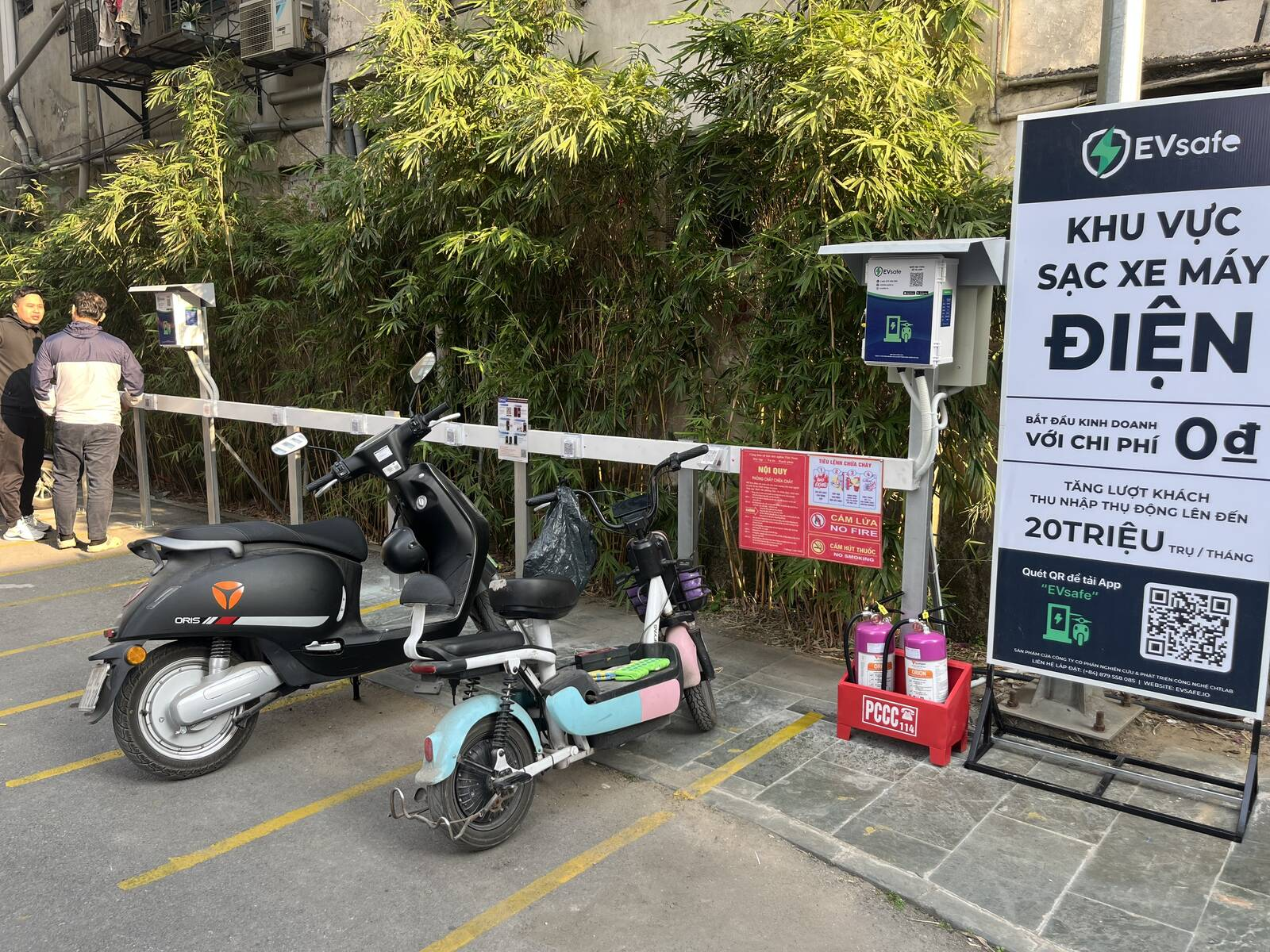 Khu vực sạc xe máy điện EVsafe tại chung cư Việt Đức Complex, Hà Nội