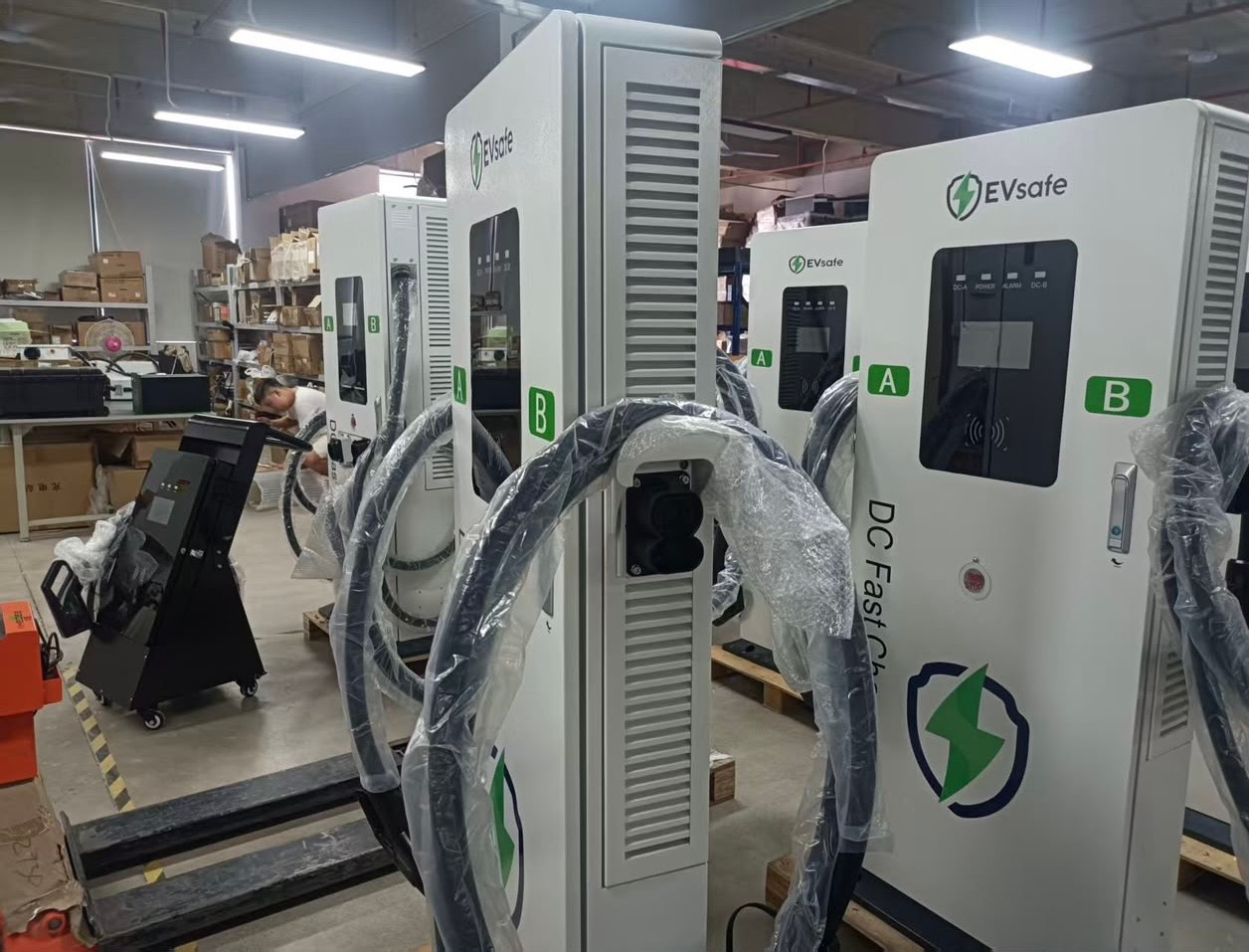 Dàn trụ sạc nhanh DC Fast Charger EVsafe hai súng sạc CCS2 chuẩn bị xuất xưởng