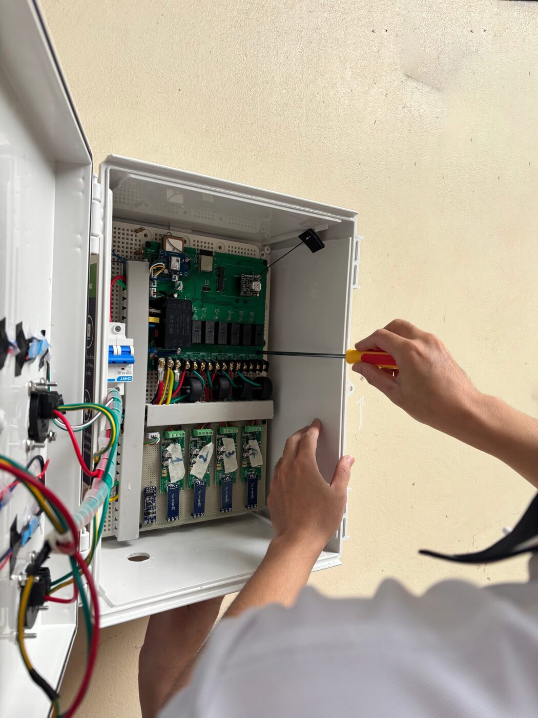 Kỹ sư EVsafe nghiên cứu và phát triển thiết bị sạc