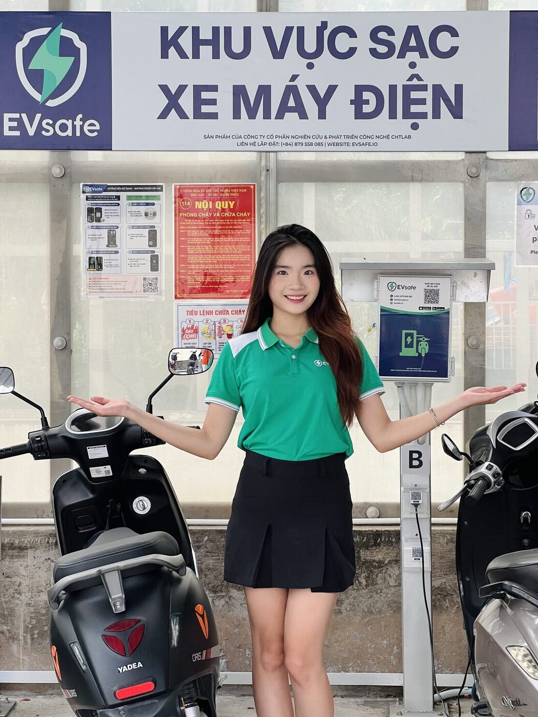 Trụ sạc treo tường EVsafe kèm nội quy an toàn
