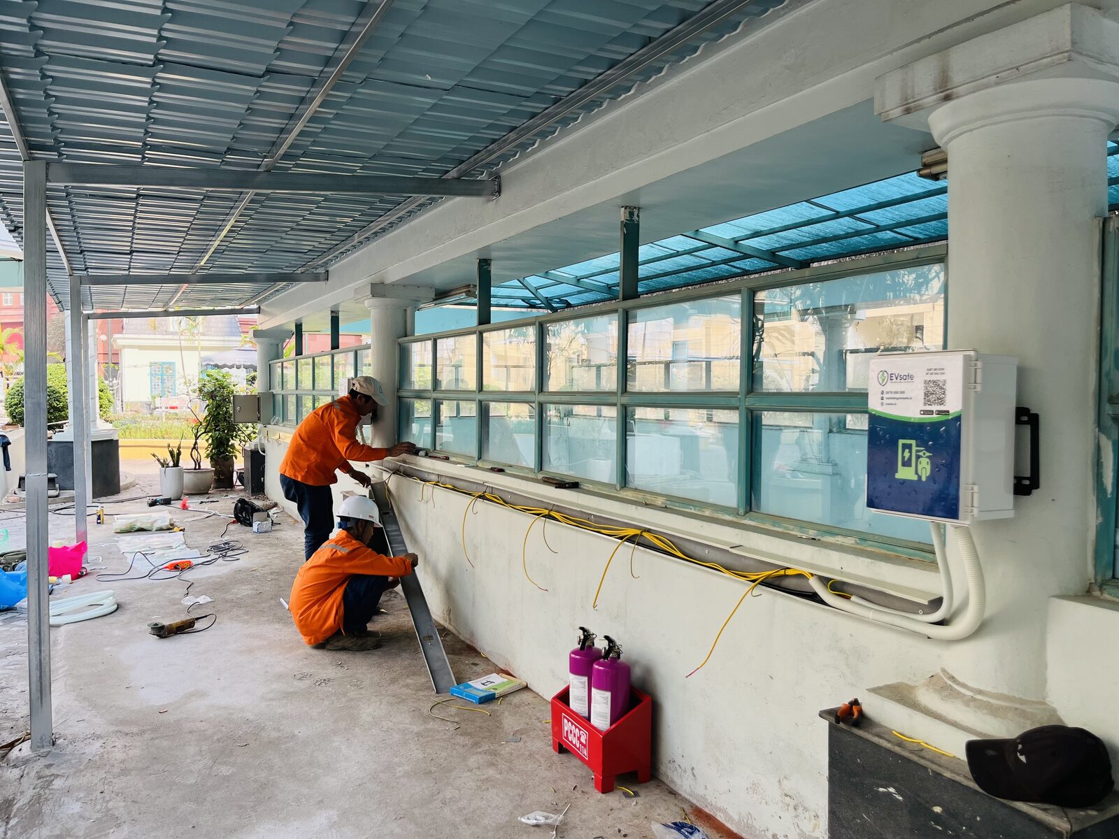 trạm sạc xe điện quán cafe