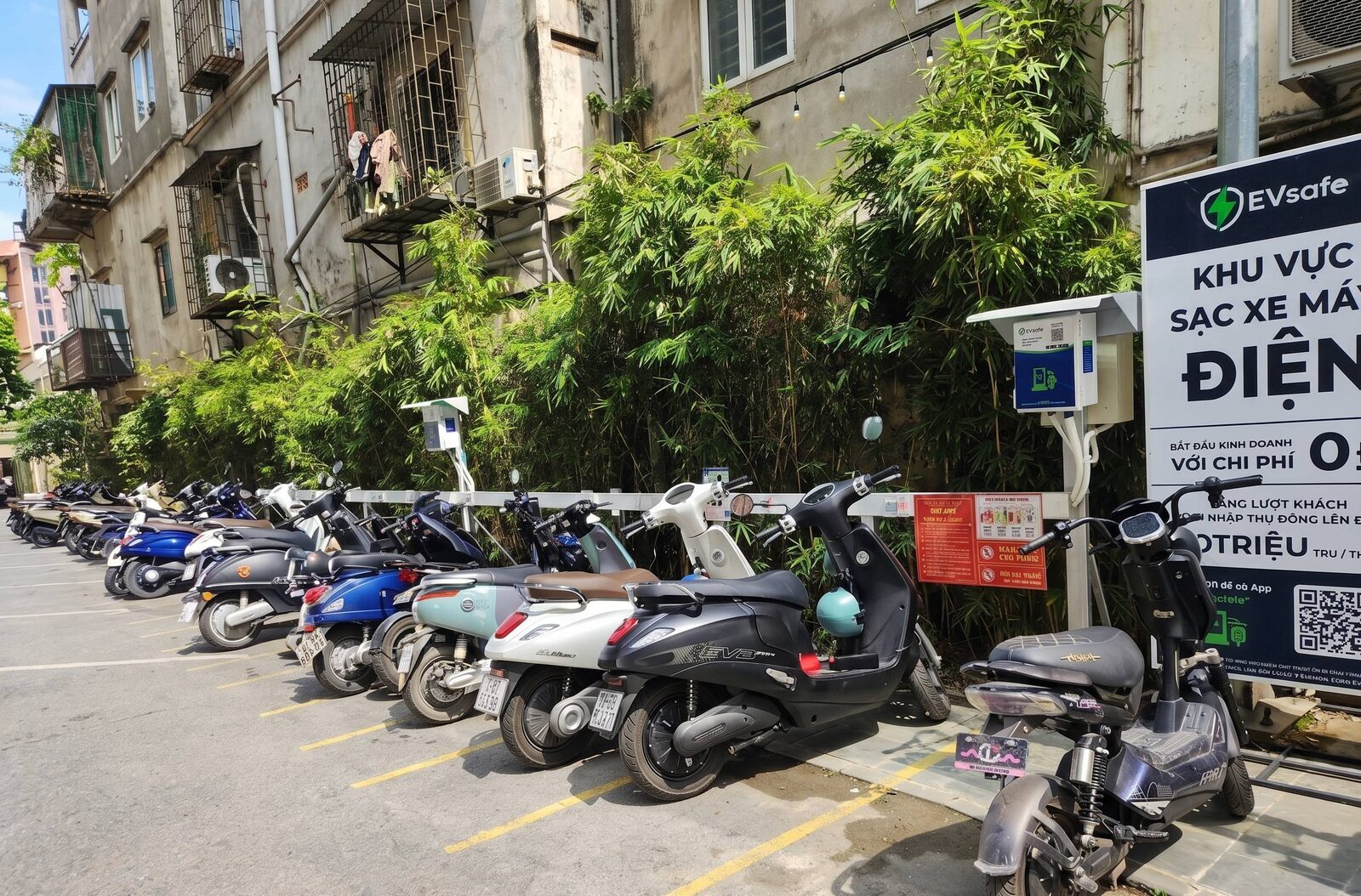 Trạm sạc xe máy EVsafe với nhiều xe đang sạc